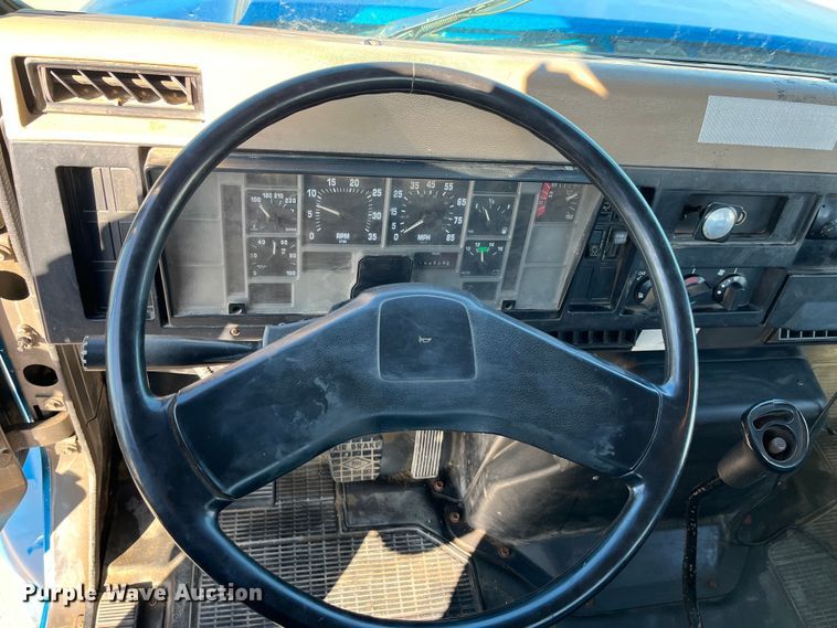 image for item DP0456 1995 International 4900  dump flatbed truck