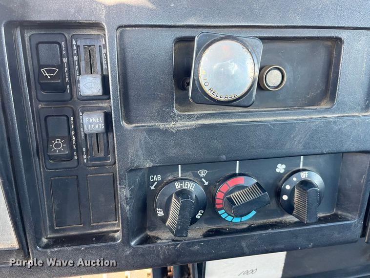 image for item DP0456 1995 International 4900  dump flatbed truck