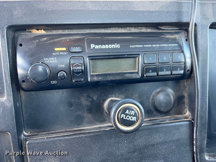 image for item DP0456 1995 International 4900  dump flatbed truck