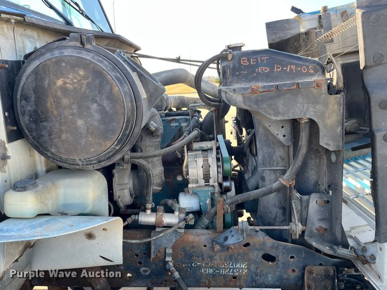 image for item DP0456 1995 International 4900  dump flatbed truck