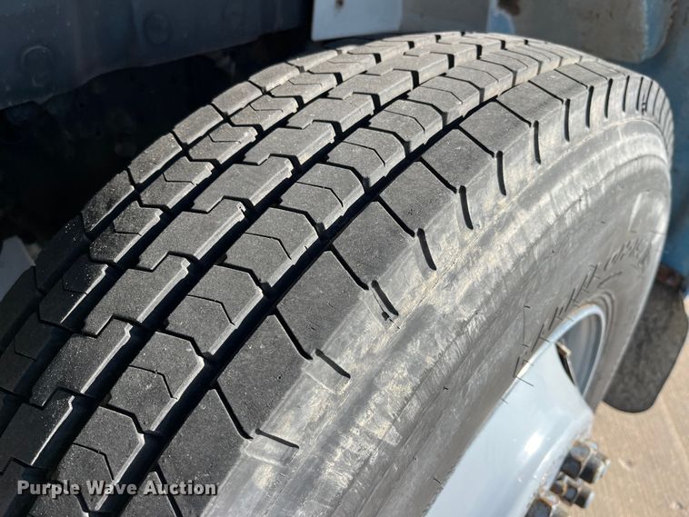 image for item DP0456 1995 International 4900  dump flatbed truck