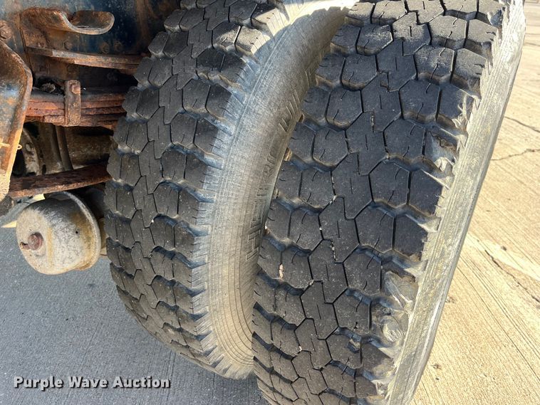 image for item DP0456 1995 International 4900  dump flatbed truck