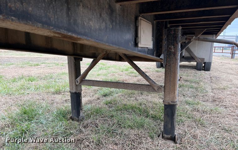 image for item ID9271 1999 Fruehauf  flatbed trailer