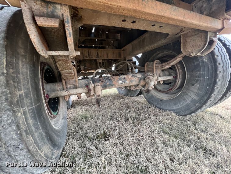 image for item ID9271 1999 Fruehauf  flatbed trailer