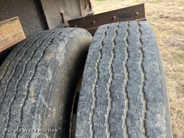 image for item ID9271 1999 Fruehauf  flatbed trailer