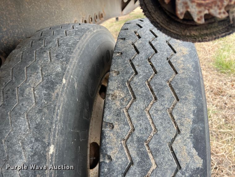 image for item ID9271 1999 Fruehauf  flatbed trailer