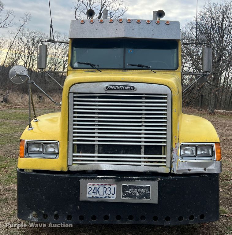 image for item JU9693 1998 Freightliner FLD  semi truck