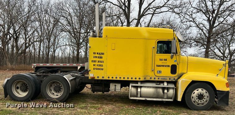 image for item JU9693 1998 Freightliner FLD  semi truck