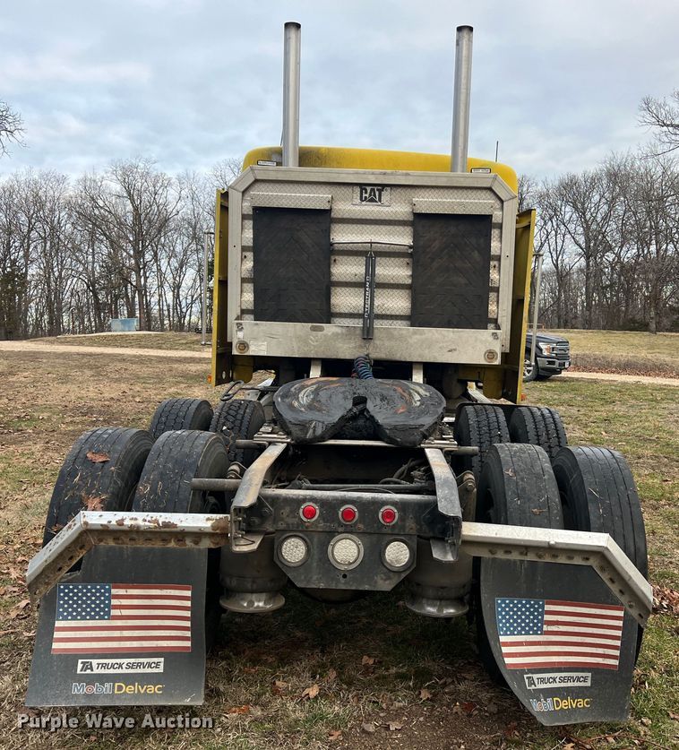 image for item JU9693 1998 Freightliner FLD  semi truck