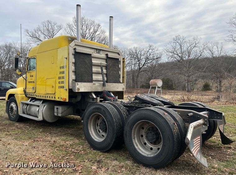image for item JU9693 1998 Freightliner FLD  semi truck