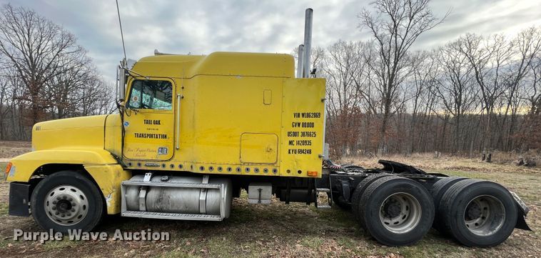 image for item JU9693 1998 Freightliner FLD  semi truck
