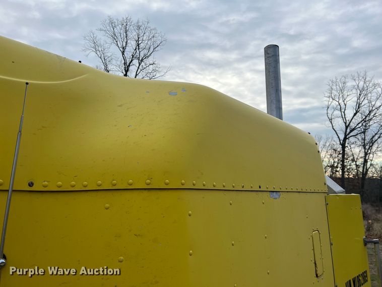 image for item JU9693 1998 Freightliner FLD  semi truck