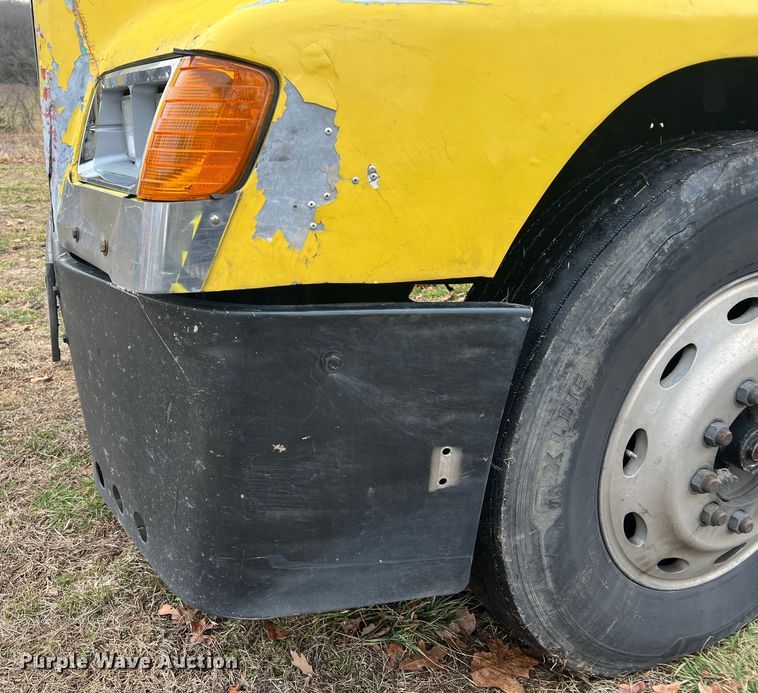 image for item JU9693 1998 Freightliner FLD  semi truck