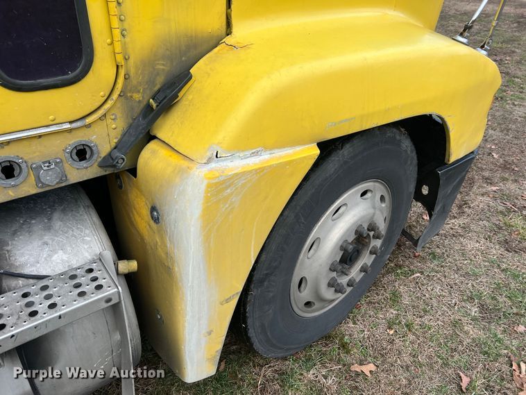 image for item JU9693 1998 Freightliner FLD  semi truck