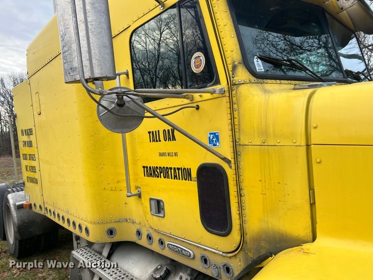 image for item JU9693 1998 Freightliner FLD  semi truck