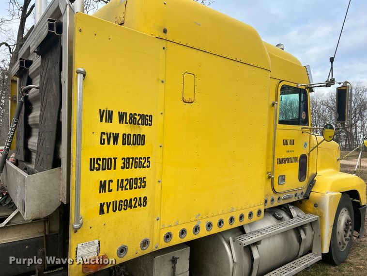 image for item JU9693 1998 Freightliner FLD  semi truck