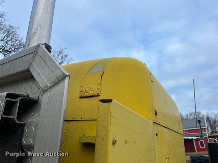 image for item JU9693 1998 Freightliner FLD  semi truck