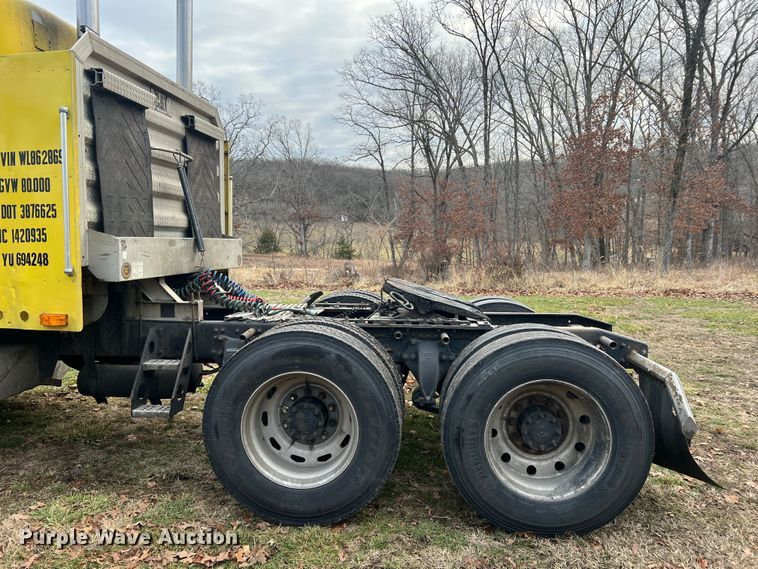 image for item JU9693 1998 Freightliner FLD  semi truck