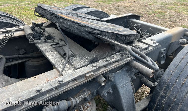 image for item JU9693 1998 Freightliner FLD  semi truck