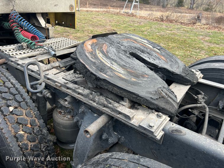 image for item JU9693 1998 Freightliner FLD  semi truck