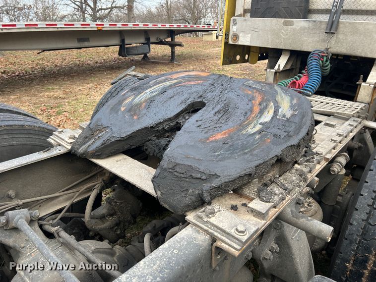 image for item JU9693 1998 Freightliner FLD  semi truck