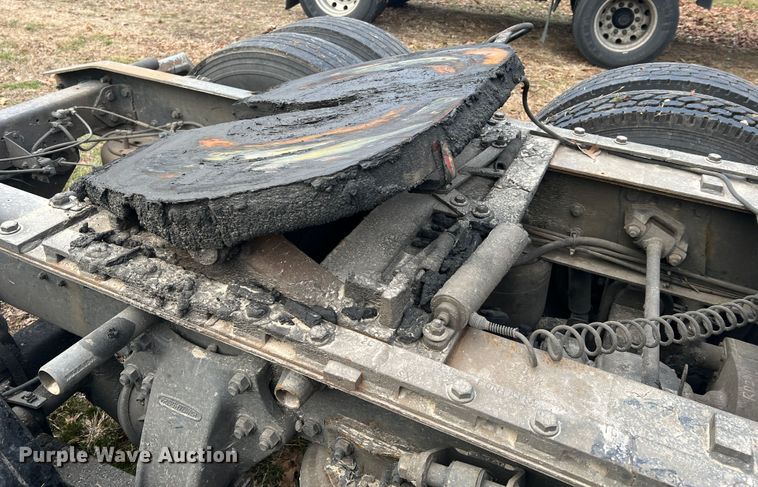 image for item JU9693 1998 Freightliner FLD  semi truck