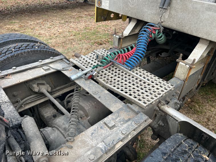 image for item JU9693 1998 Freightliner FLD  semi truck