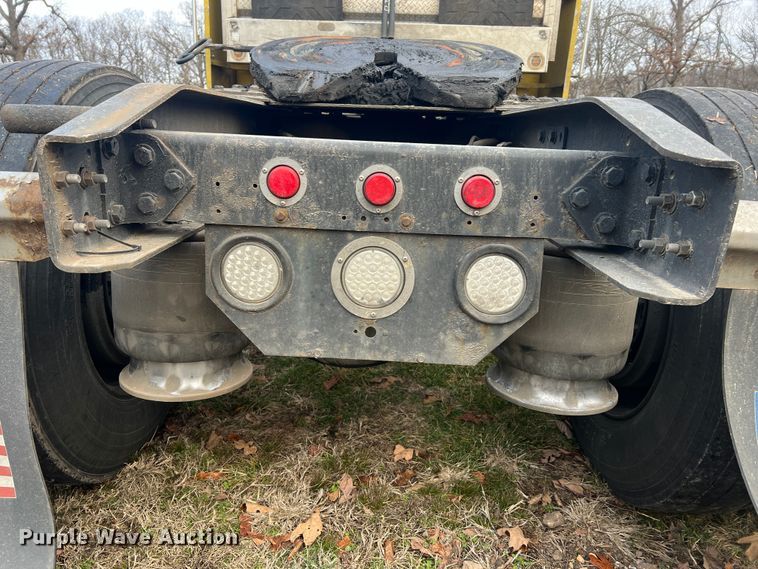 image for item JU9693 1998 Freightliner FLD  semi truck