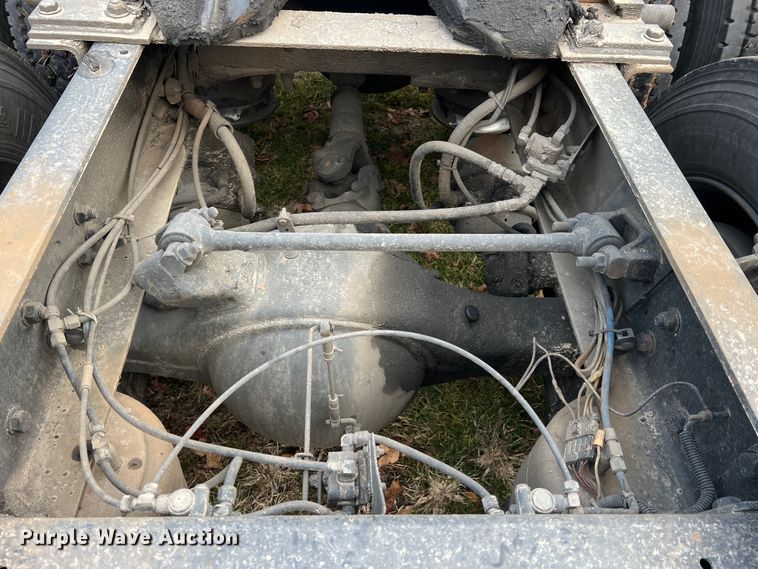 image for item JU9693 1998 Freightliner FLD  semi truck