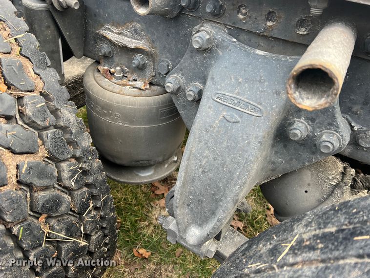 image for item JU9693 1998 Freightliner FLD  semi truck