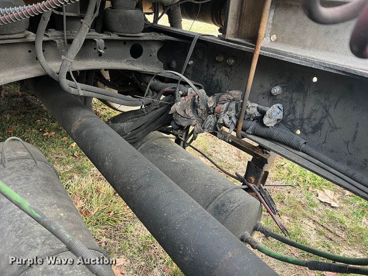 image for item JU9693 1998 Freightliner FLD  semi truck