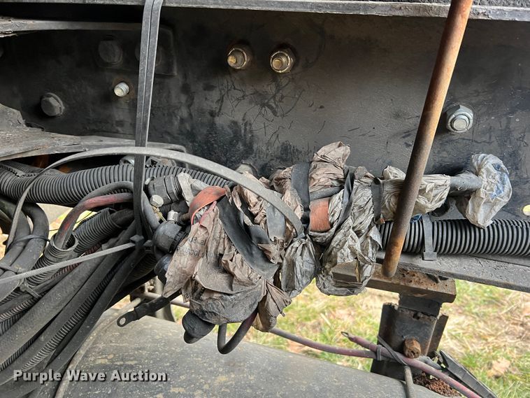 image for item JU9693 1998 Freightliner FLD  semi truck