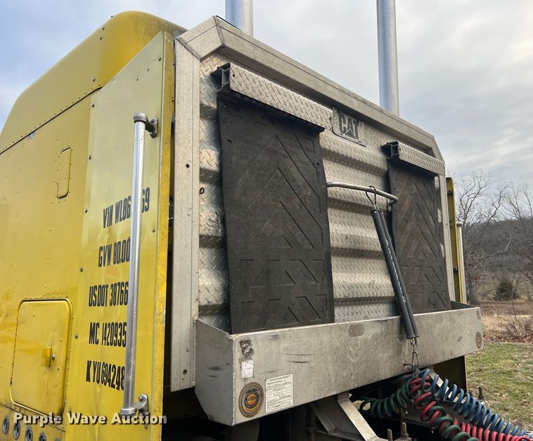 image for item JU9693 1998 Freightliner FLD  semi truck