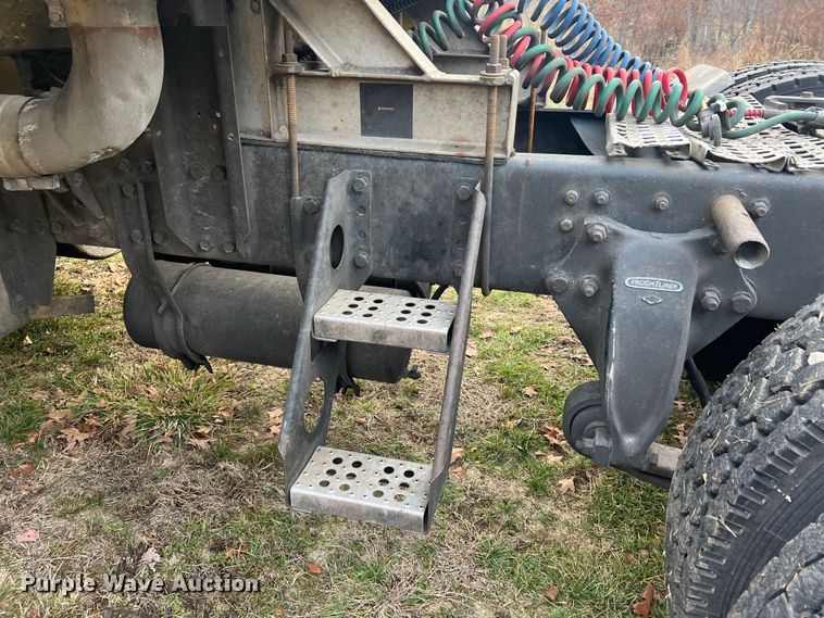 image for item JU9693 1998 Freightliner FLD  semi truck