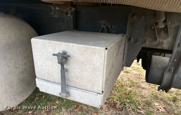 image for item JU9693 1998 Freightliner FLD  semi truck