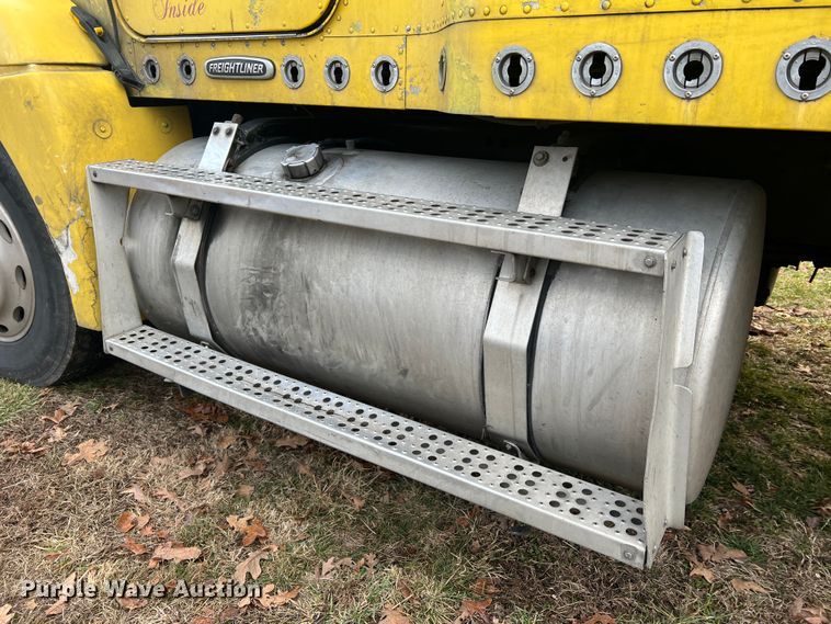 image for item JU9693 1998 Freightliner FLD  semi truck