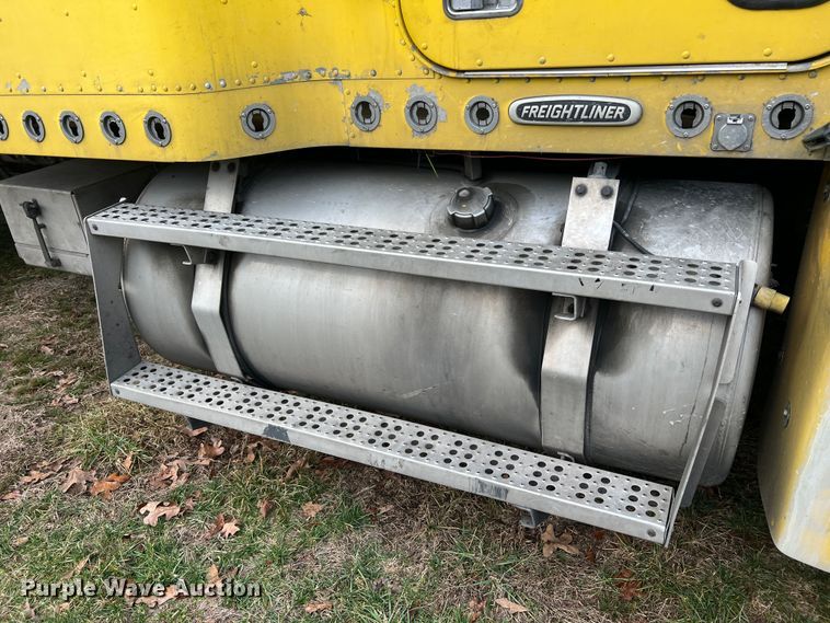 image for item JU9693 1998 Freightliner FLD  semi truck