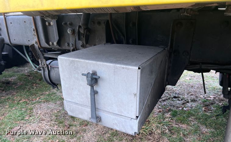 image for item JU9693 1998 Freightliner FLD  semi truck