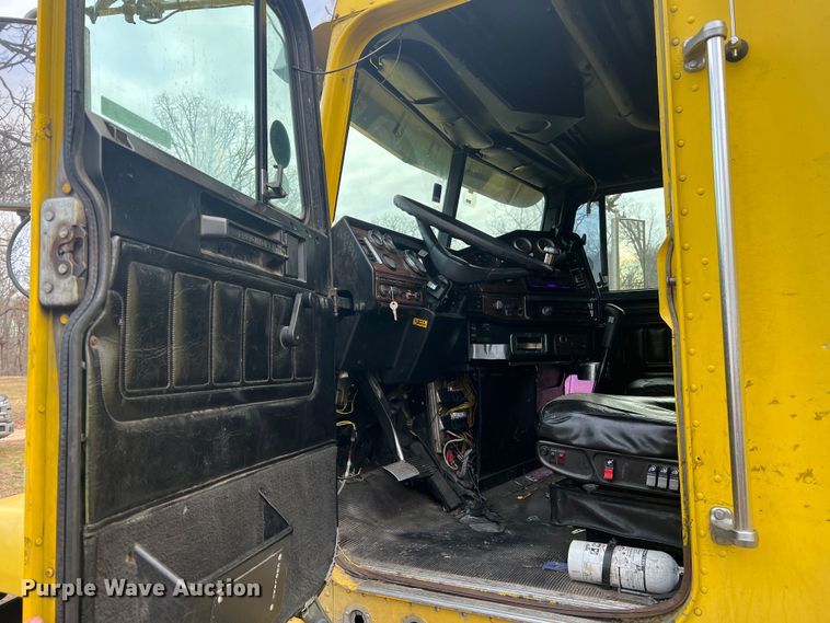 image for item JU9693 1998 Freightliner FLD  semi truck