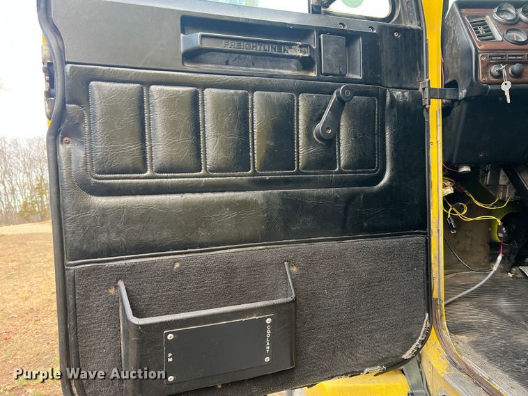 image for item JU9693 1998 Freightliner FLD  semi truck