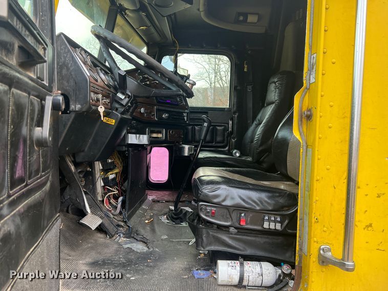 image for item JU9693 1998 Freightliner FLD  semi truck