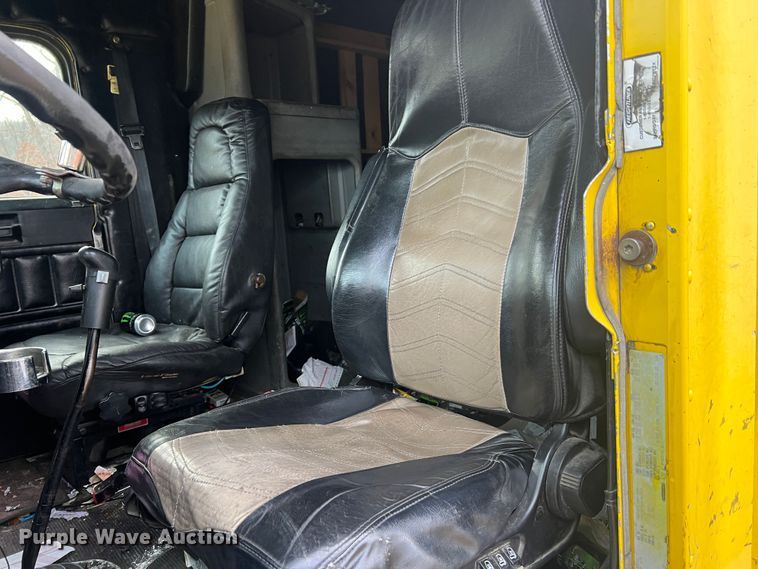 image for item JU9693 1998 Freightliner FLD  semi truck