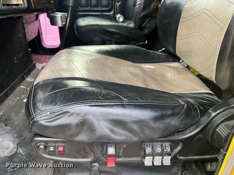 image for item JU9693 1998 Freightliner FLD  semi truck