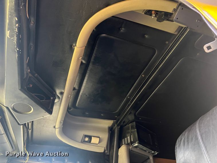 image for item JU9693 1998 Freightliner FLD  semi truck