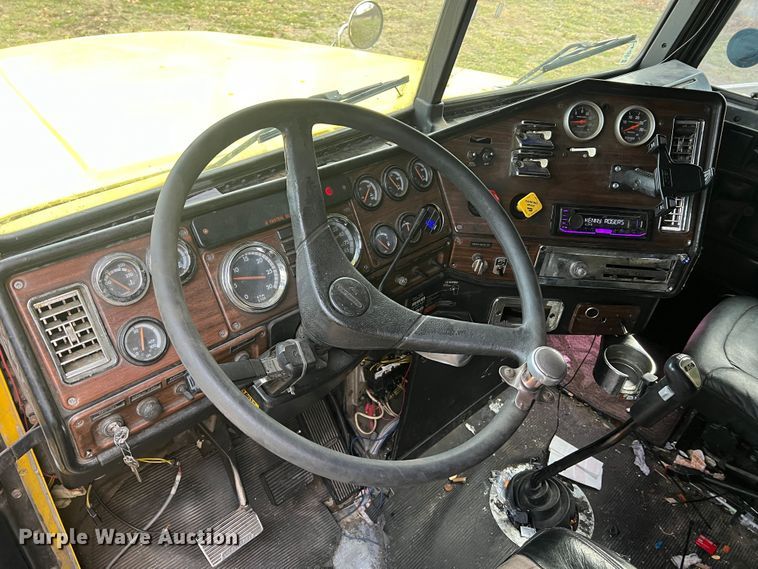 image for item JU9693 1998 Freightliner FLD  semi truck