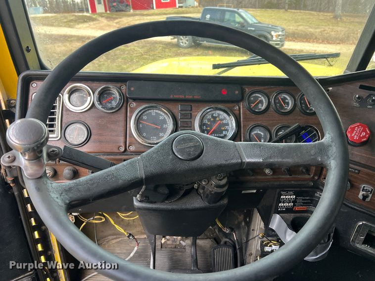 image for item JU9693 1998 Freightliner FLD  semi truck