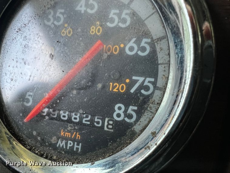 image for item JU9693 1998 Freightliner FLD  semi truck