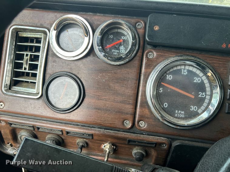 image for item JU9693 1998 Freightliner FLD  semi truck