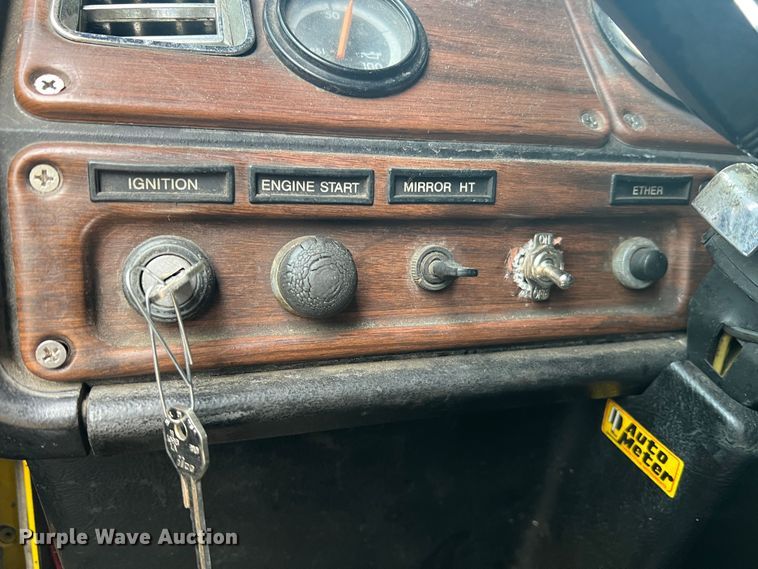 image for item JU9693 1998 Freightliner FLD  semi truck