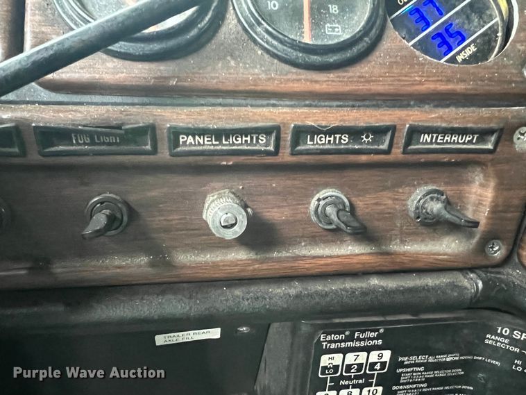 image for item JU9693 1998 Freightliner FLD  semi truck